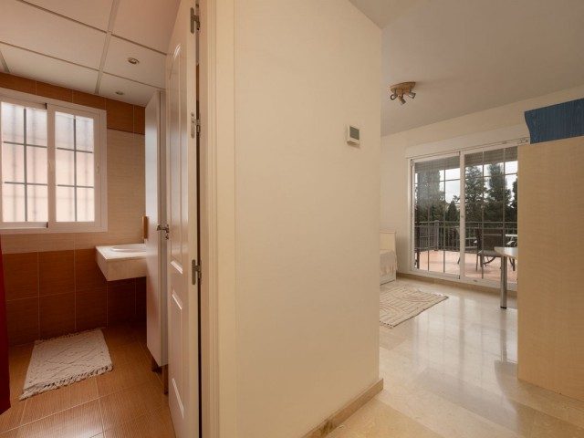 5 Bedrooms Villa in Elviria