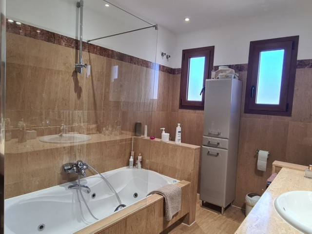 3 Makuuhuoneen Huvila Cerros del Aguila