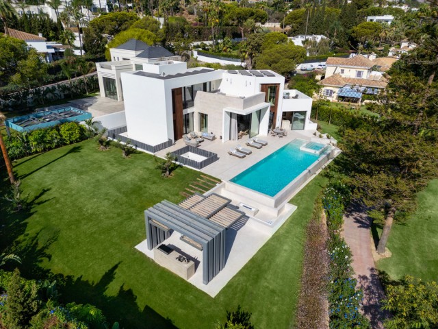 5 Bedrooms Villa in Nueva Andalucía