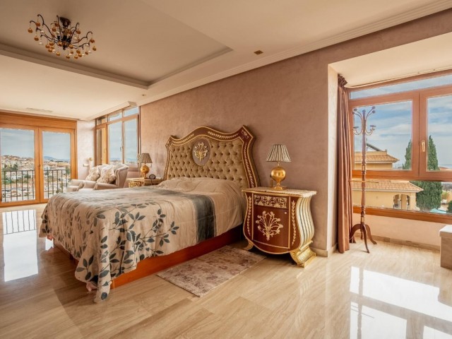 5 Bedrooms Villa in Benalmadena Costa