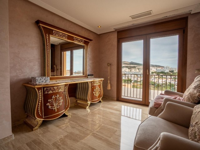 5 Bedrooms Villa in Benalmadena Costa