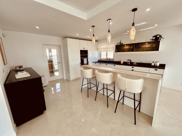 4 Bedrooms Villa in La Duquesa