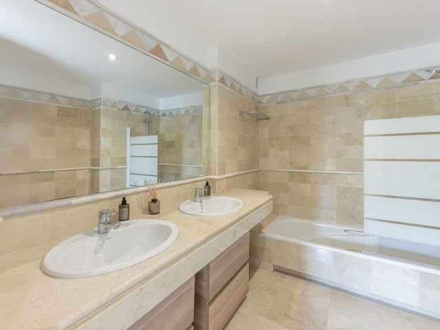 2 Bedrooms Apartment in Elviria