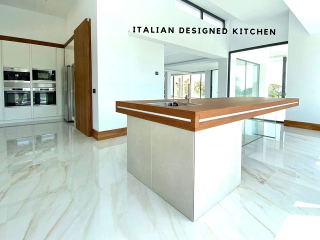 6 Bedrooms Villa in Sotogrande Alto