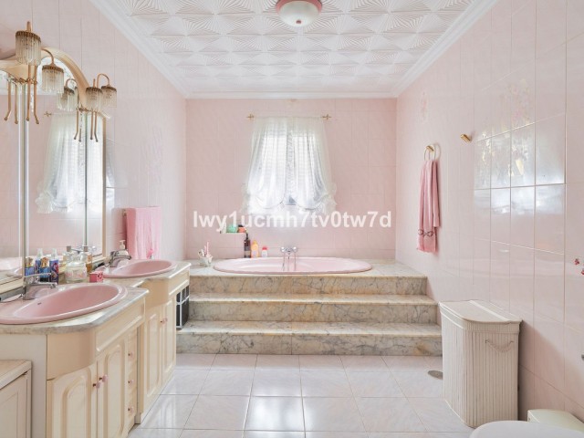 Villa con 4 Dormitorios  en Alhaurín de la Torre