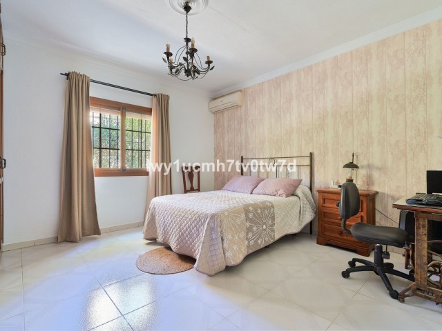 Villa con 4 Dormitorios  en Alhaurín de la Torre