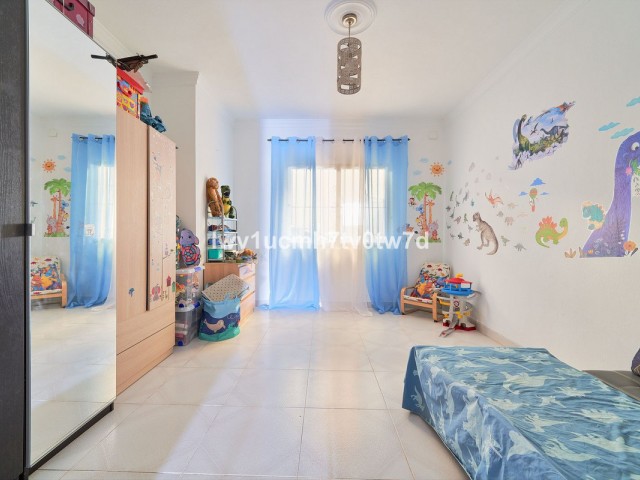 Villa con 4 Dormitorios  en Alhaurín de la Torre