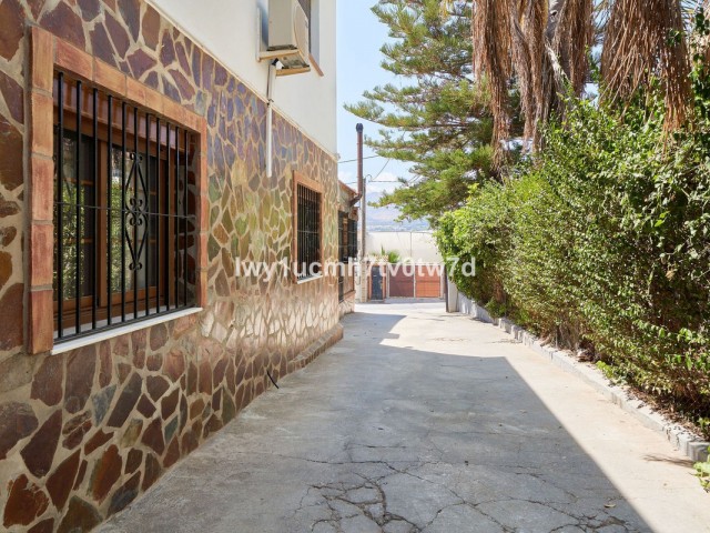 Villa con 4 Dormitorios  en Alhaurín de la Torre