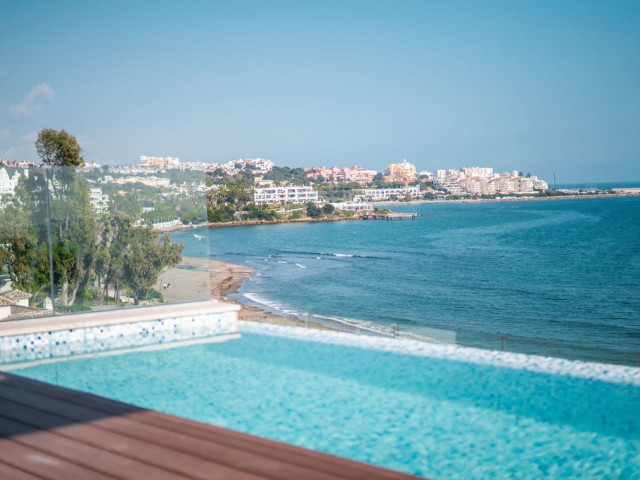 Apartamento con 4 Dormitorios  en Estepona