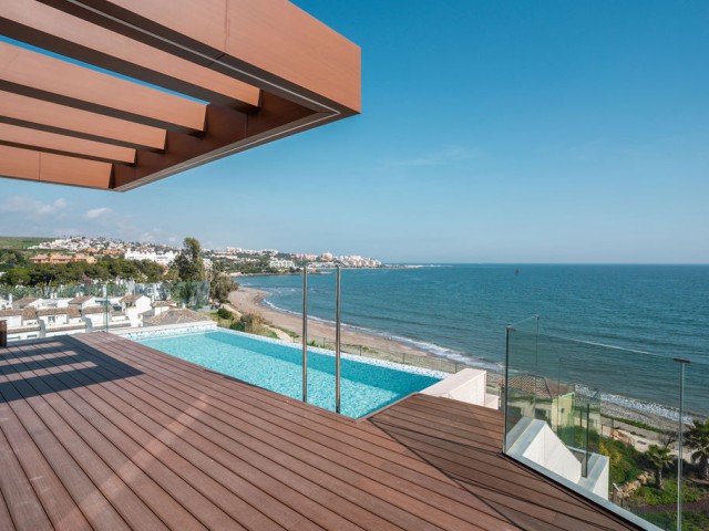 Apartamento con 4 Dormitorios  en Estepona