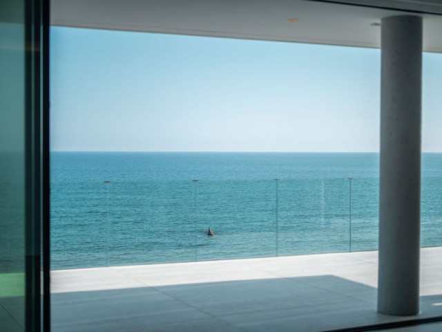 Apartamento con 4 Dormitorios  en Estepona