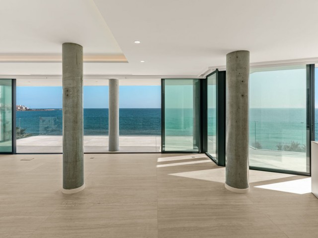 Apartamento con 4 Dormitorios  en Estepona