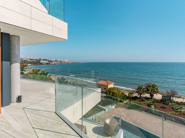 Apartamento con 4 Dormitorios  en Estepona