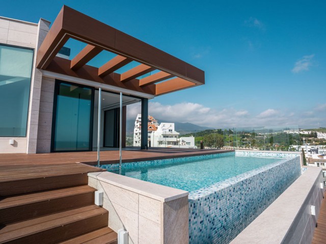 4 Bedrooms Apartment in Estepona