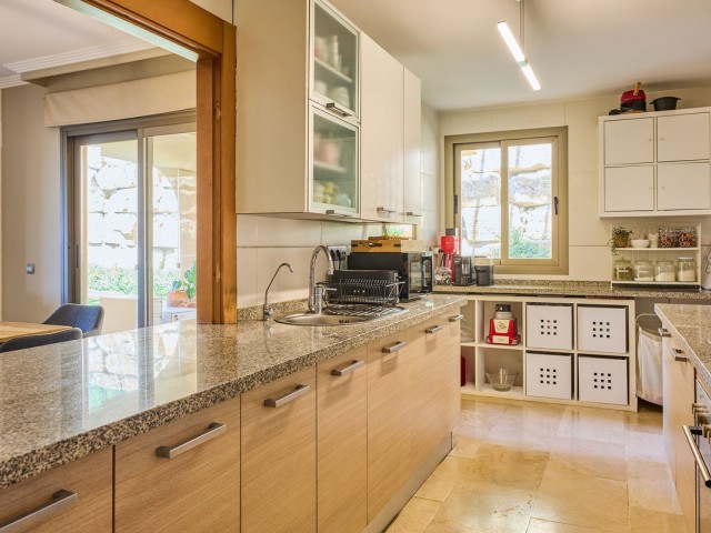 Apartamento con 3 Dormitorios  en Benahavís