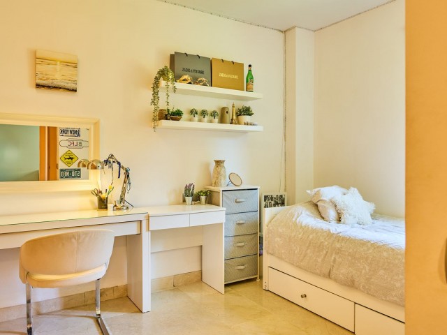 Apartamento con 3 Dormitorios  en Benahavís