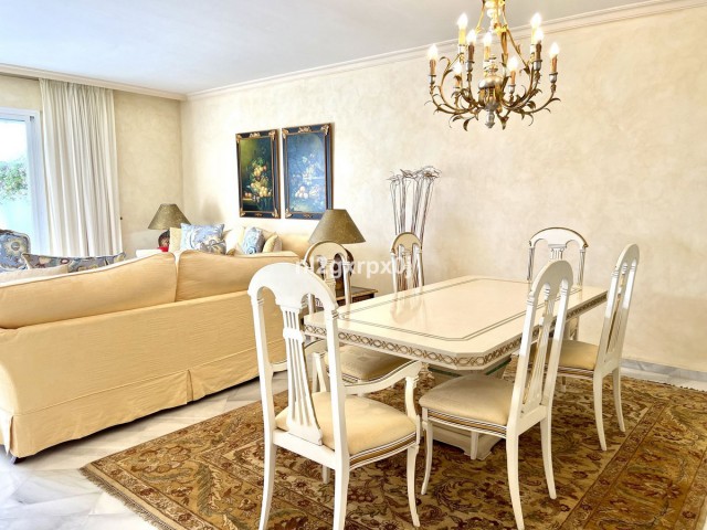 Apartamento con 2 Dormitorios  en Bahía de Marbella