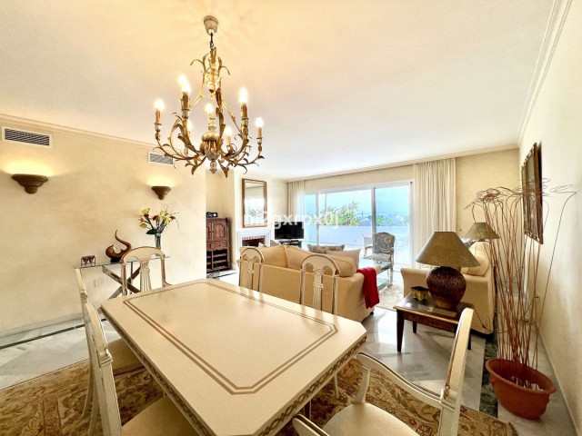 Apartamento con 2 Dormitorios  en Bahía de Marbella