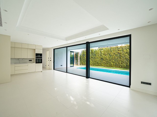 4 Soveroms Villa i The Golden Mile