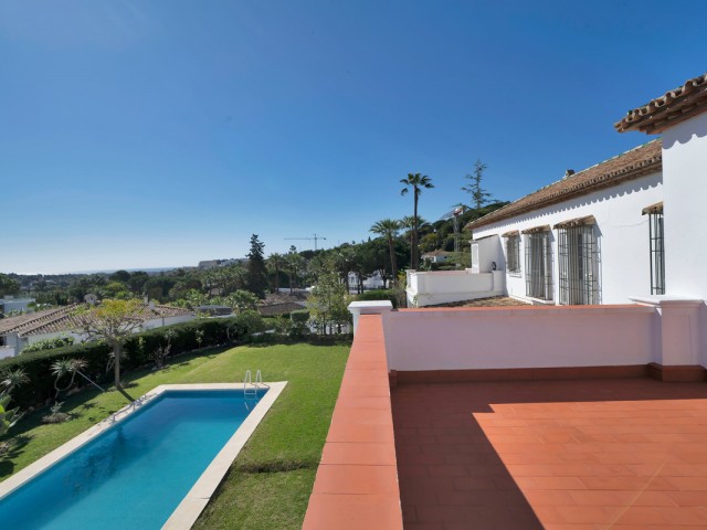 Villa con 6 Dormitorios  en Las Brisas