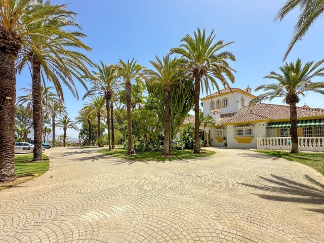 Villa con 9 Dormitorios  en Cerros del Aguila