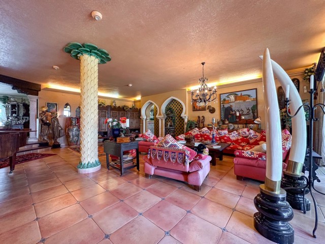 Villa con 9 Dormitorios  en Cerros del Aguila