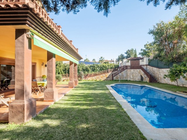 Villa avec 6 Chambres  à San Pedro de Alcántara