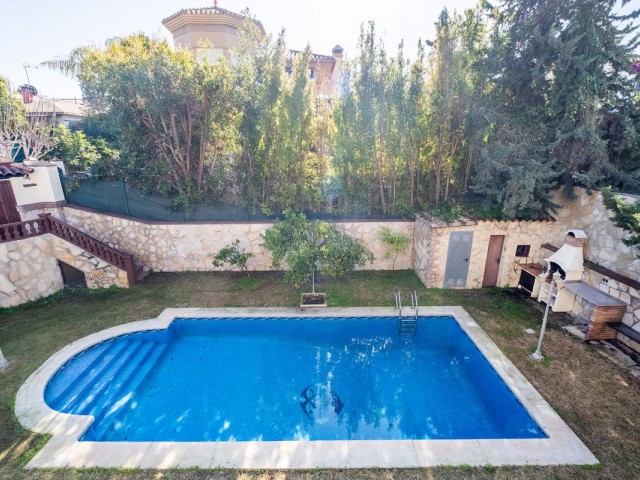 Villa avec 6 Chambres  à San Pedro de Alcántara