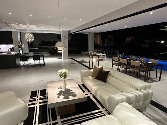 Villa con 6 Dormitorios  en Benalmadena Costa
