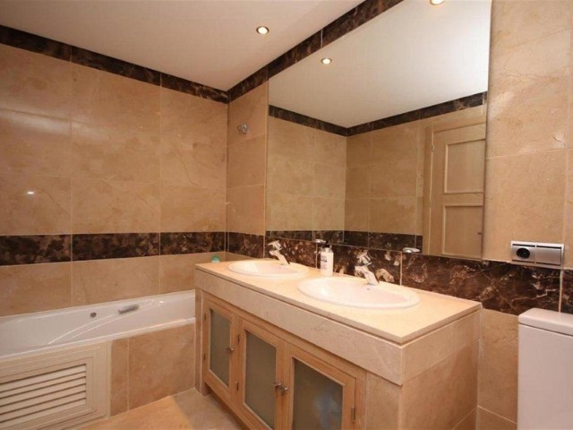 2 Bedrooms Apartment in La Duquesa