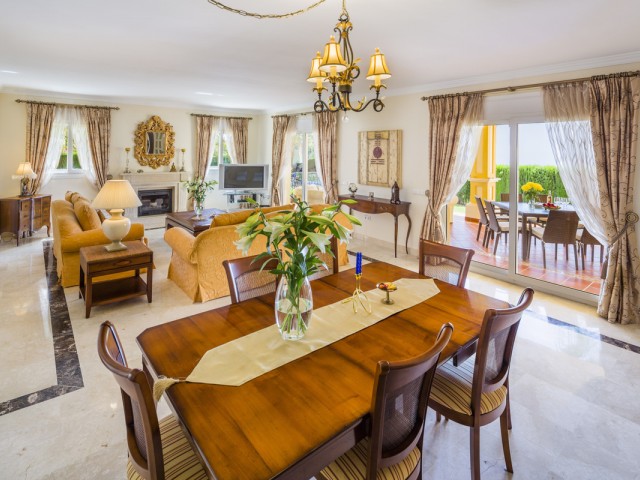 4 Bedrooms Villa in Elviria