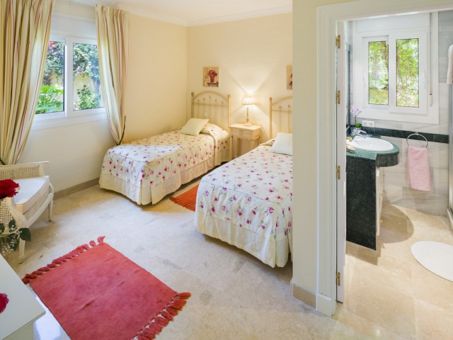 4 Soveroms Villa i Elviria