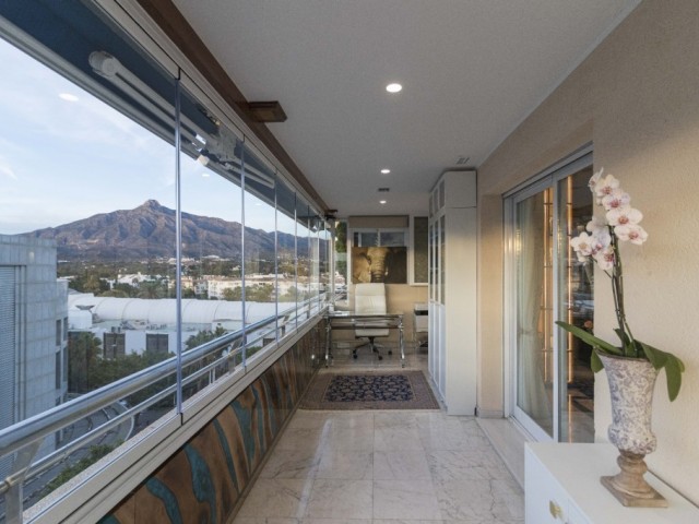 Apartamento con 3 Dormitorios  en Puerto Banús