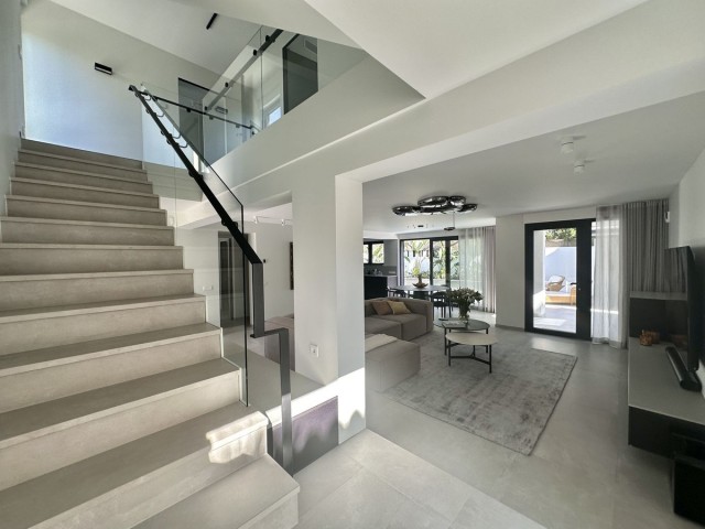 Villa con 4 Dormitorios  en Puerto Banús