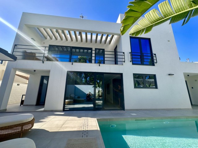 Villa con 4 Dormitorios  en Puerto Banús