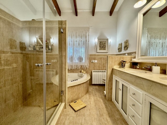 Villa con 4 Dormitorios  en Sierrezuela