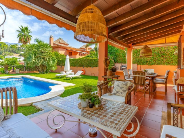 Villa con 4 Dormitorios  en Sierrezuela