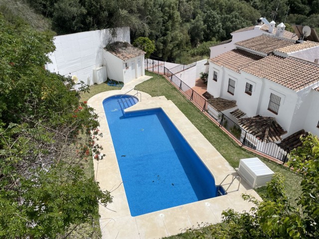 Adosado con 4 Dormitorios  en Altos de los Monteros