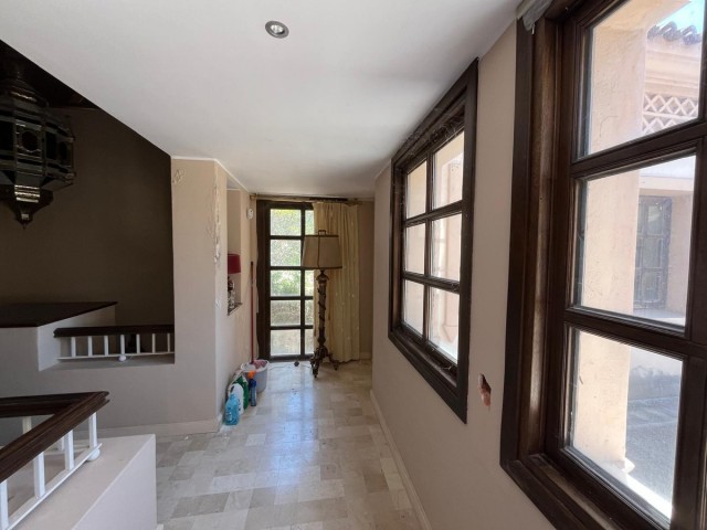 Villa avec 4 Chambres  à Monte Halcones