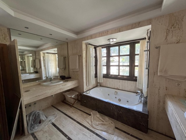 Villa avec 4 Chambres  à Monte Halcones