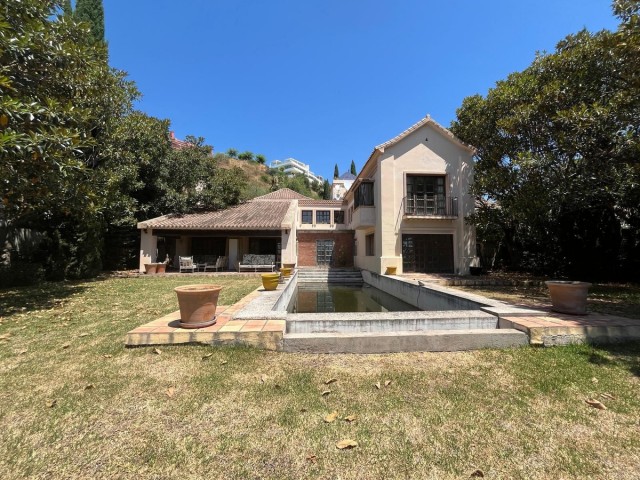 Villa avec 4 Chambres  à Monte Halcones