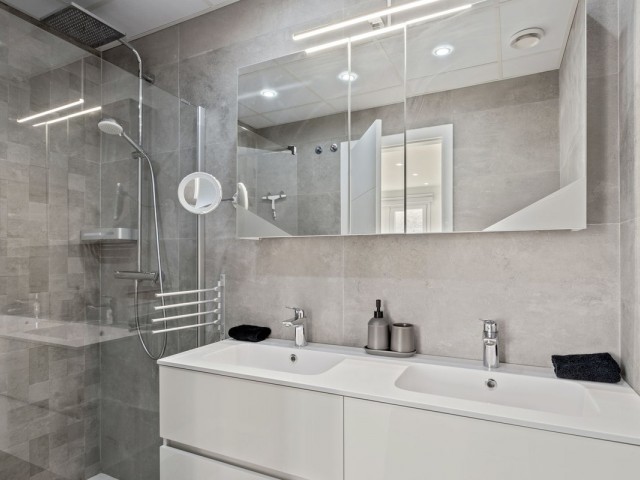 Apartamento con 2 Dormitorios  en Benalmadena Costa