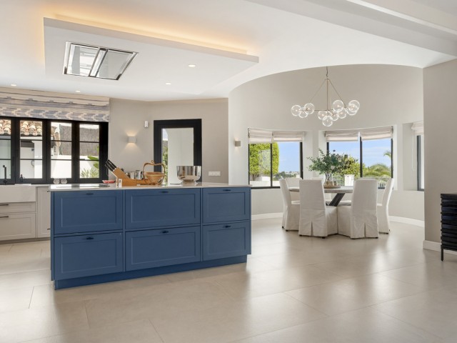 5 Bedrooms Villa in Benahavís