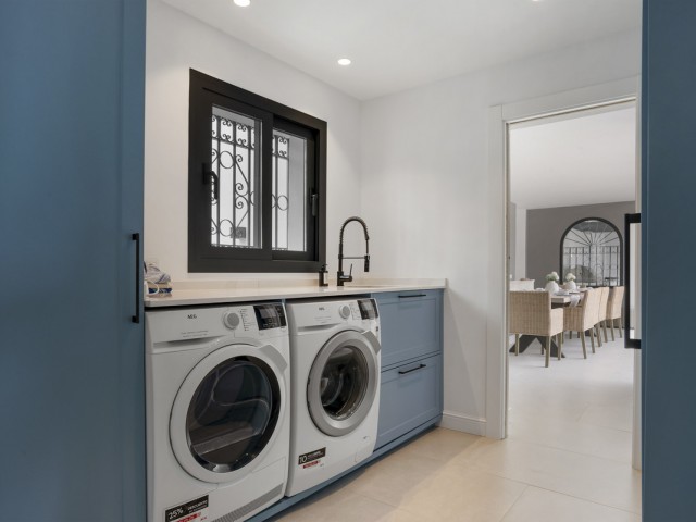 5 Bedrooms Villa in Benahavís