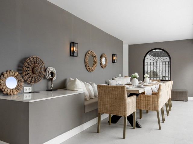 5 Bedrooms Villa in Benahavís