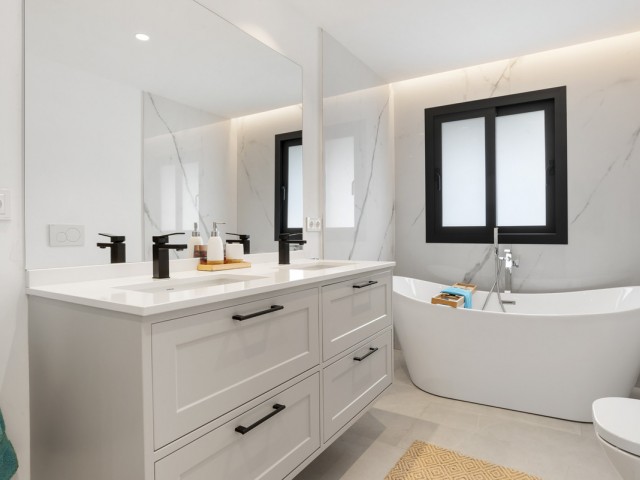 5 Bedrooms Villa in Benahavís