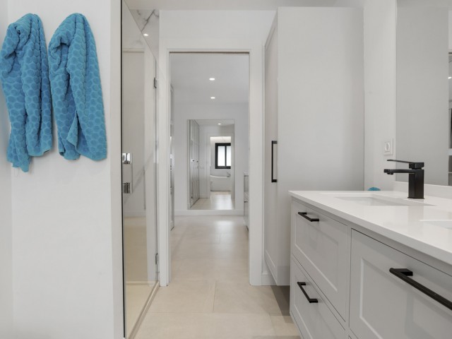 5 Bedrooms Villa in Benahavís