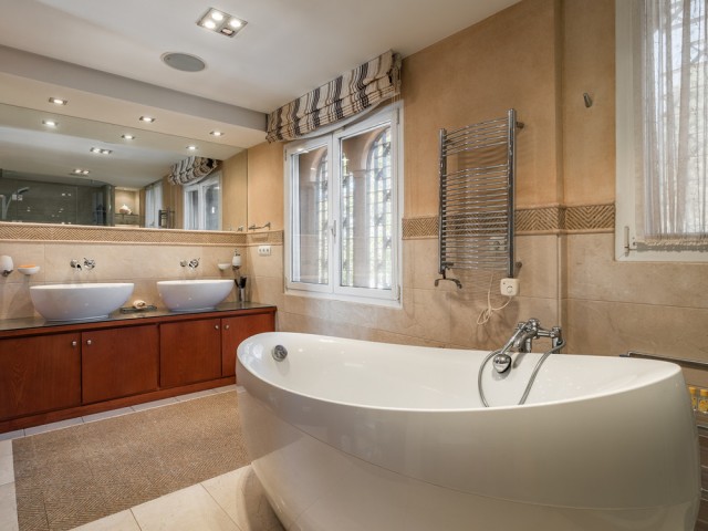 8 Makuuhuoneen Huvila New Golden Mile