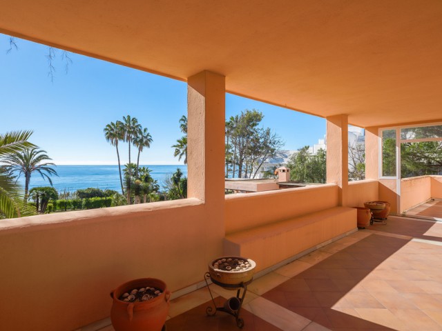 Villa avec 8 Chambres  à New Golden Mile