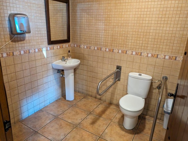 Commercial in El Pinillo